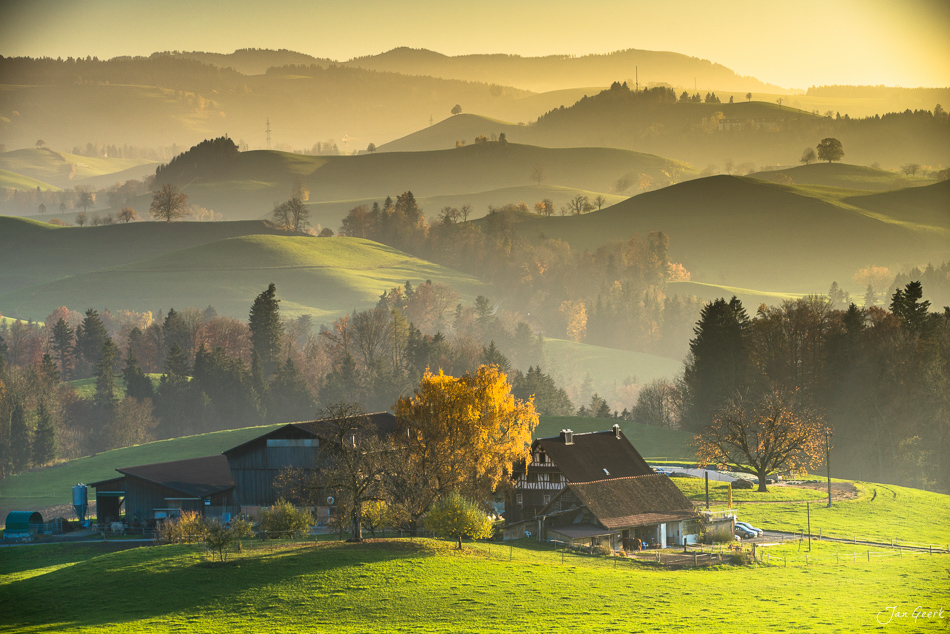 Herbstliche Drumlins-Landschaft Hirzel mit Bauernhof und Nebelstimmung Zentralschweiz – Jan Geerk Fotograf Basel