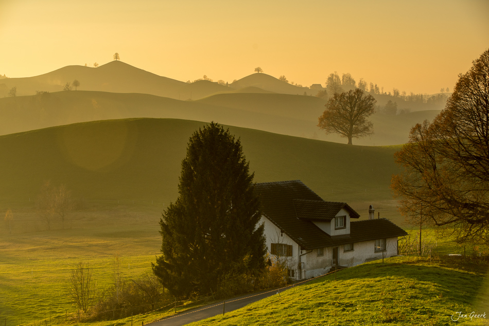 Idyllisches Bauernhaus in Hirzel mit Herbstlicht und Drumlins-Landschaft, Zentralschweiz – Jan Geerk Fotograf Basel