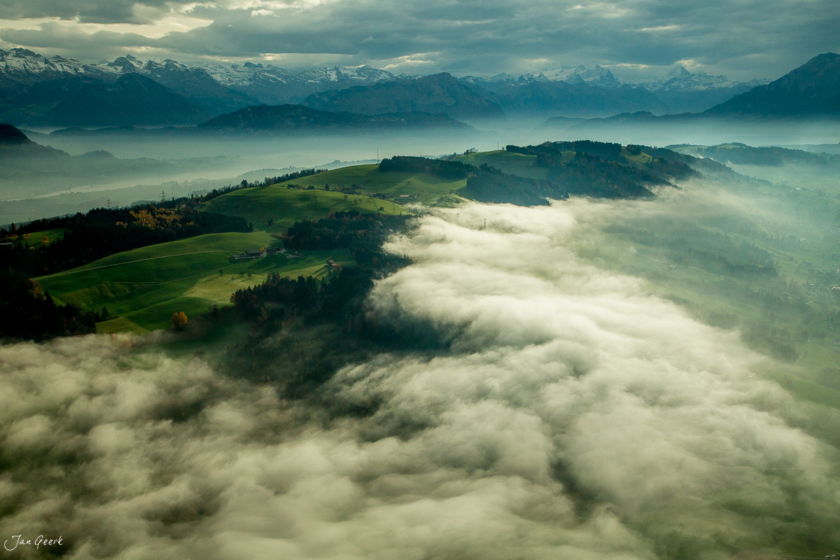 Luftaufnahme Honegg Alpen mit Nebelmeer Herbst Zentralschweiz Schweiz – Jan Geerk Fotograf Basel