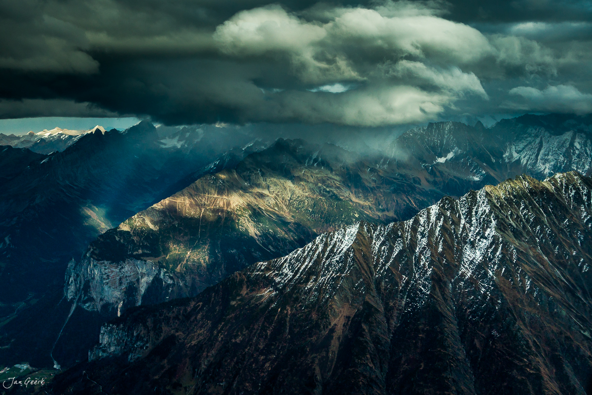 Alpenpanorama Honegg mit schneebedeckten Gipfeln, dramatischen Wolken und Herbstlicht, Zentralschweiz – Jan Geerk Fotograf Basel