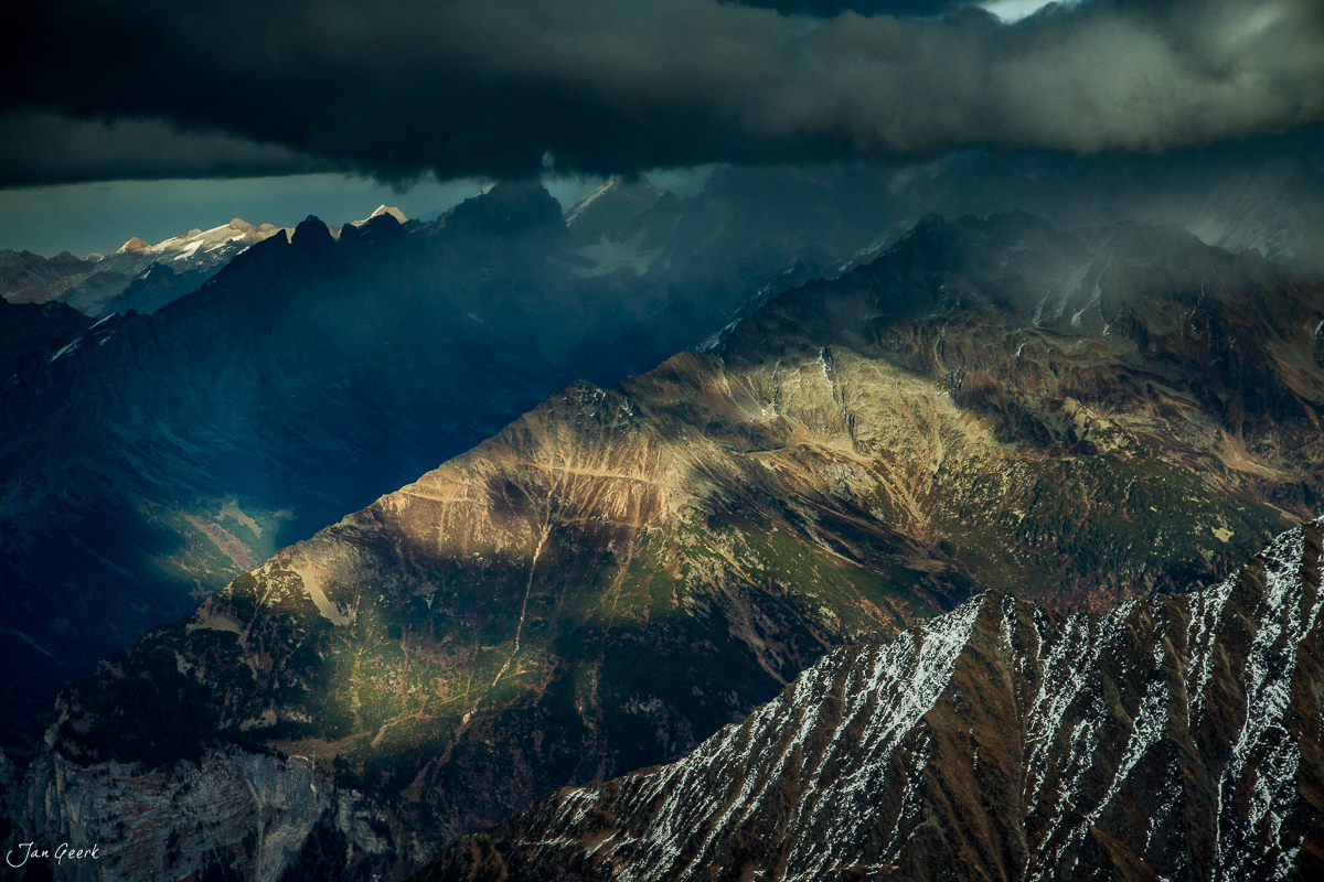 Luftaufnahme der Honegg Alpenlandschaft mit schneebedeckten Bergen, Helikopterflug über Zentralschweiz, Kantlicht Stimmung – Jan Geerk Fotograf Basel