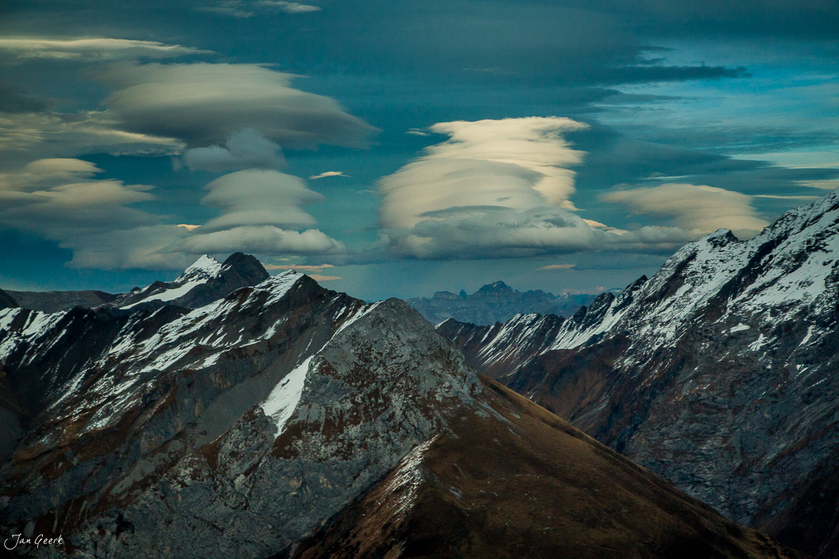 Schneebedeckte Bergkette in den Alpen bei Honegg, Zentralschweiz mit dramatischem Himmel und Kantlicht – Jan Geerk Fotograf Basel