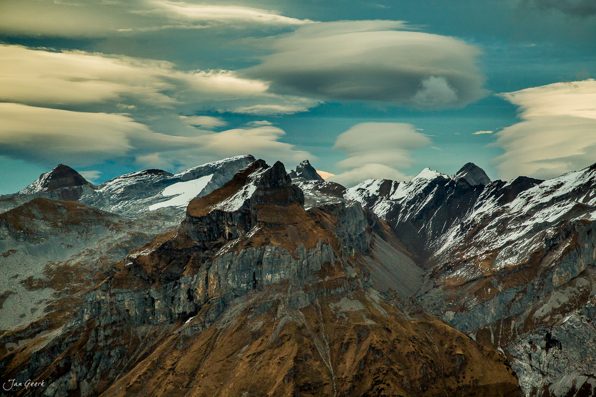 Honegg Bergpanorama mit schneebedeckten Alpen, herbstliche Lichtstimmung, Zentralschweiz Schweiz – Jan Geerk Fotograf Basel