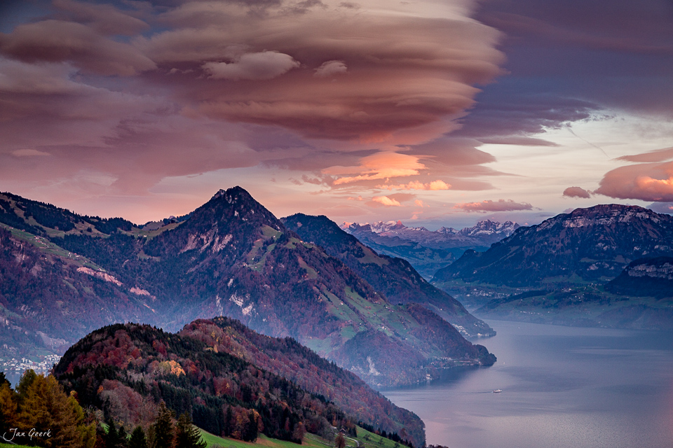 Alpenpanorama vom Honegg mit herbstlicher Berglandschaft, See und dramatischem Himmel Zentralschweiz Schweiz – Jan Geerk Fotograf Basel