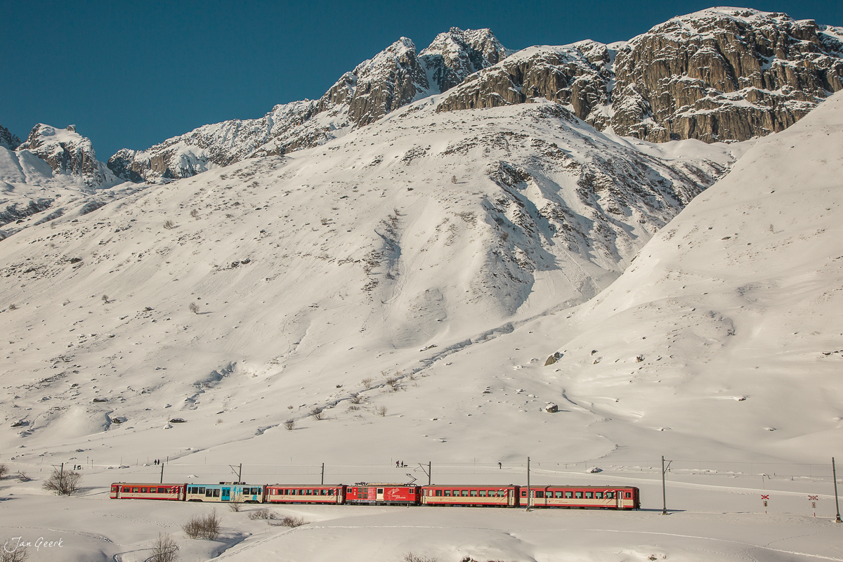 Matterhorn-Gotthard Bahn im Schnee am Oberalppass verschneite Berglandschaft Zentralschweiz Schweiz Jan Geerk Fotograf Basel