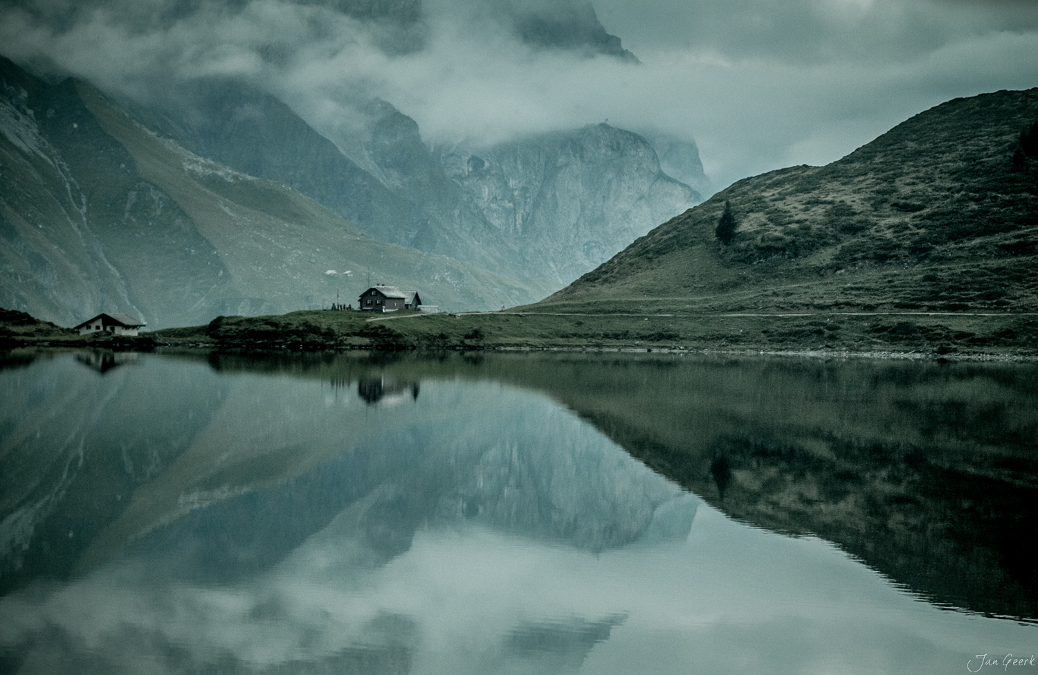 Trübsee Alpenhütte Nebel Bergsee Engelberg Zentralschweiz Schweiz – Jan Geerk Fotograf Basel