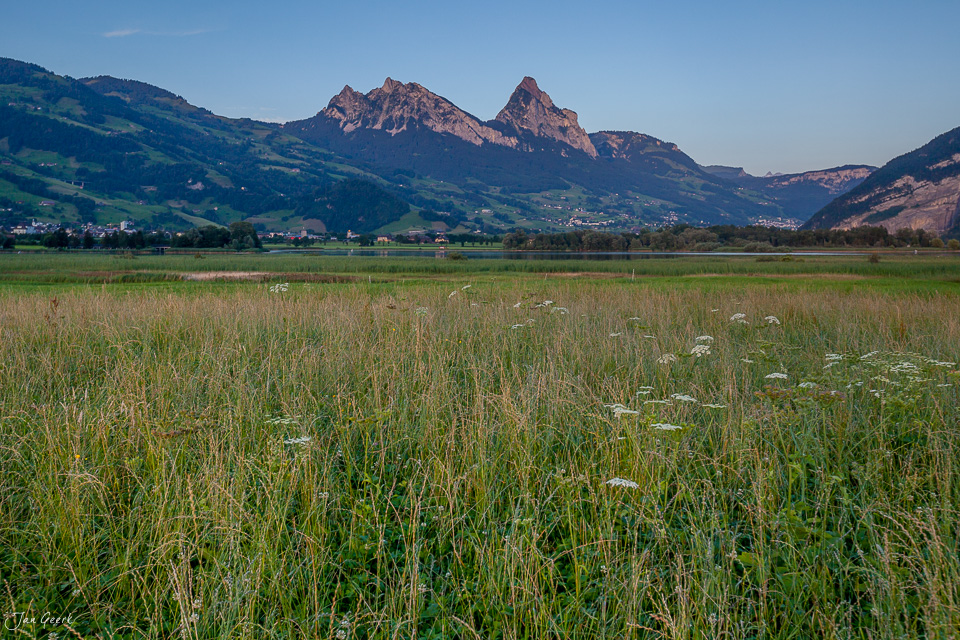 Lauerzersee Mythen Sommerwiesen Panorama Innerschweiz Schweiz – Jan Geerk Fotograf Basel