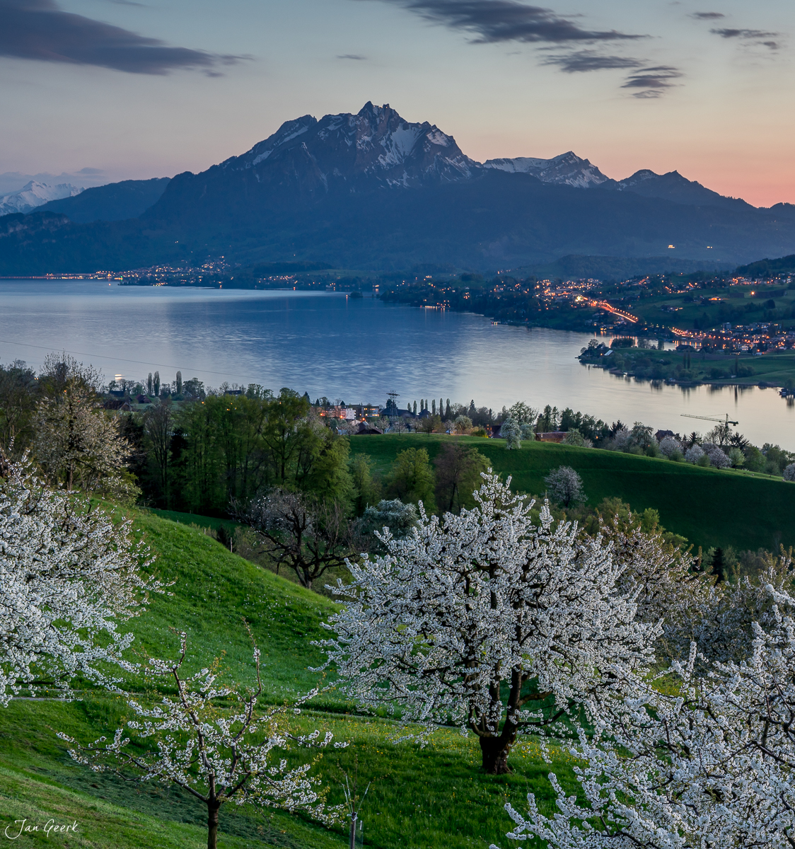 Blühende Obstbäume in Küssnacht mit Pilatus und Rigi am Vierwaldstättersee im Frühling, Schweiz – Jan Geerk Fotograf Basel