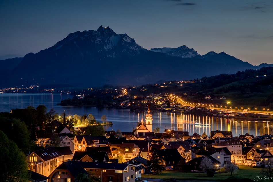 Küssnacht am Rigi bei Nacht mit beleuchteter Kirche, See und Pilatus im Hintergrund, Schweiz – Jan Geerk Fotograf Basel