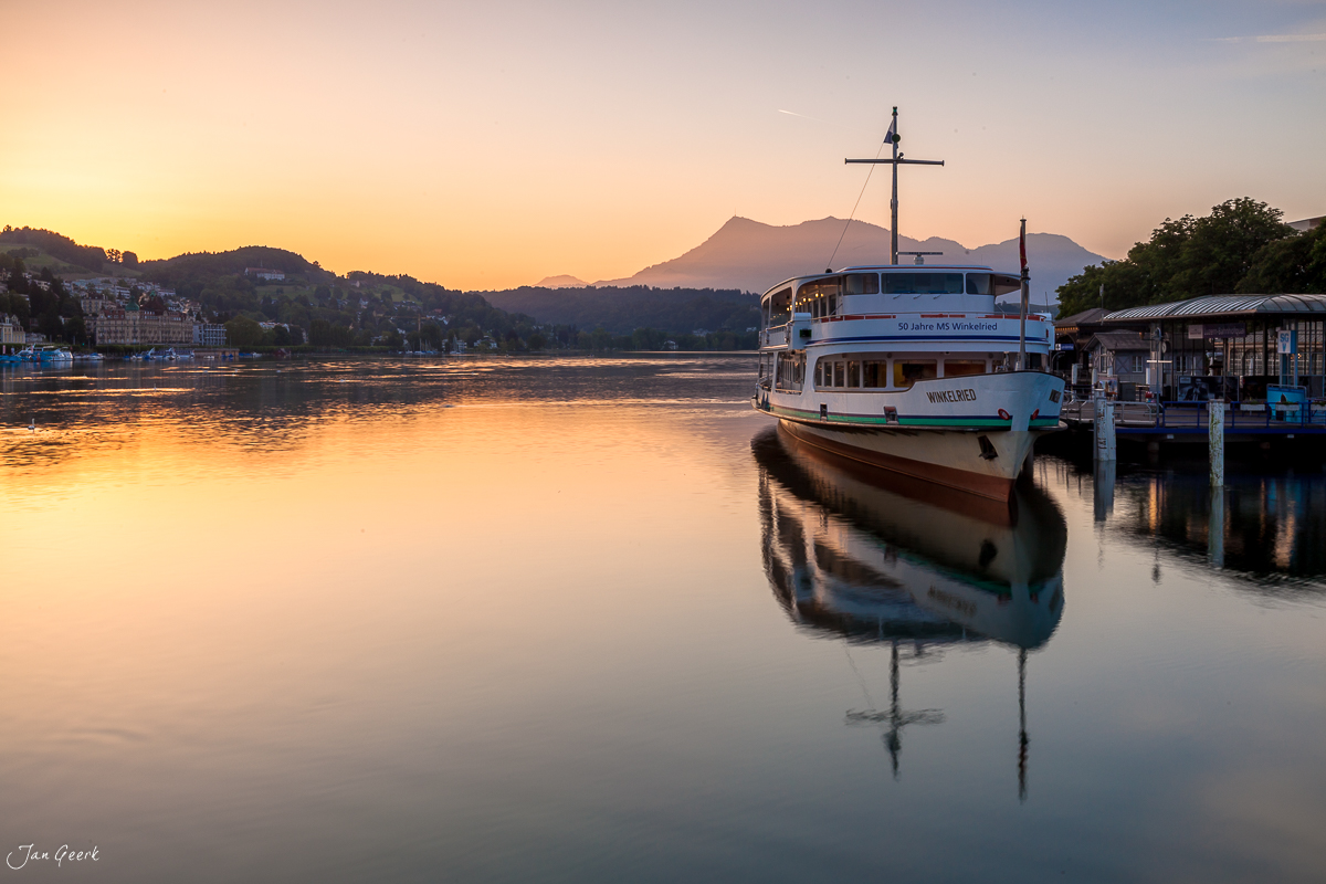 Ausflugsschiff MS Winkelried Luzern Sonnenaufgang Zentralschweiz Schweiz Jan Geerk Fotograf Basel
