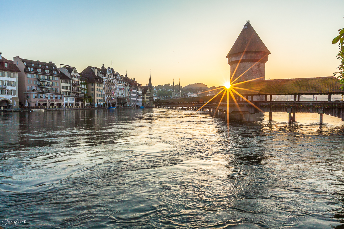 Kapellbrücke Luzern Sonnenaufgang Zentralschweiz Schweiz Jan Geerk Fotograf Basel