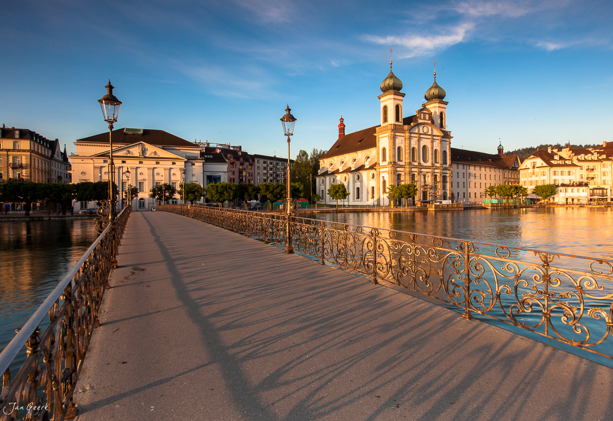 Kapellbrücke Luzern Sonnenaufgang goldenes Licht Zentralschweiz Schweiz Jan Geerk Fotograf Basel