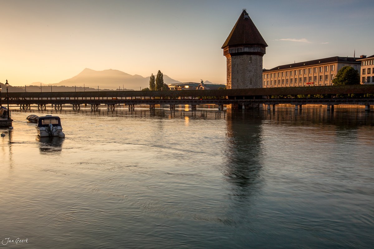 Kapellbrücke Luzern Sonnenaufgang mit Pilatus Berg Zentralschweiz Schweiz Jan Geerk