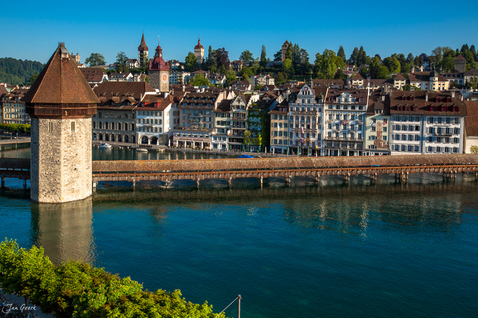 Kapellbrücke Luzern mit historischen Stadthäusern Blick vom Wasser Zentralschweiz Schweiz Jan Geerk