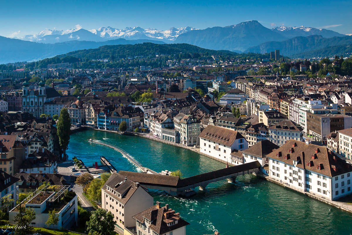Luzern Kapellbrücke Reuss-Fluss Altstadt Berge Zentralschweiz Schweiz – Jan Geerk Fotograf Basel