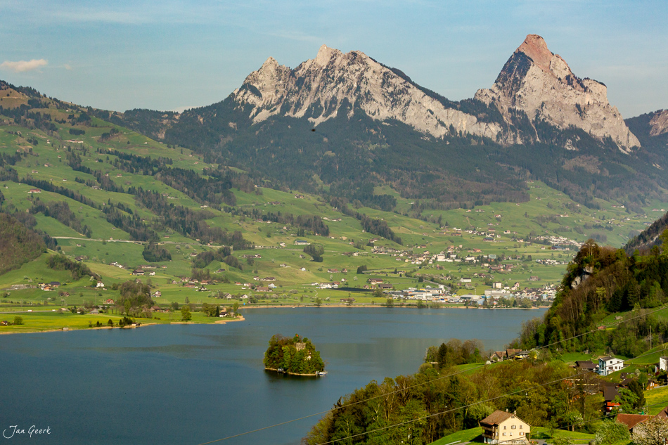 Lauerzersee mit Rigi und Obstblüte im Frühling, Zentralschweiz – Jan Geerk Fotograf Basel