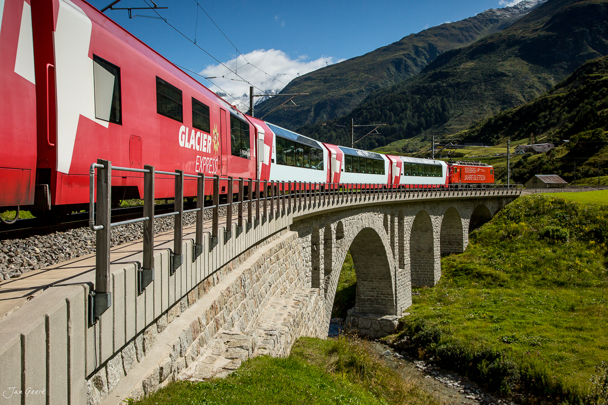Glacier Express Zug auf Viadukt über Gebirgstal Locarno Sommer Tessin Schweiz Jan Geerk Fotograf Basel