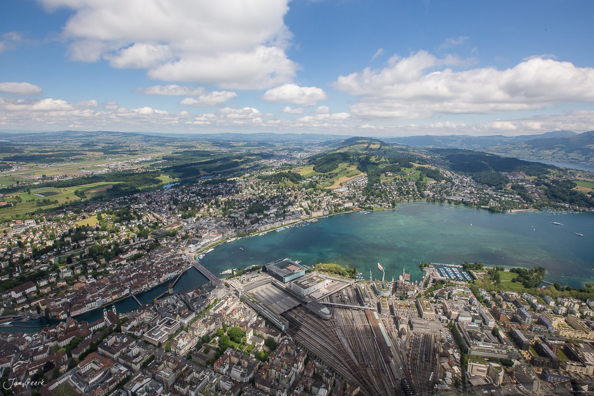 Luftaufnahme der Stadt Luzern mit See, Bergen und Helikopterflug über die Zentralschweiz an sonnigem Sommertag – Fotografie von Jan Geerk Basel
