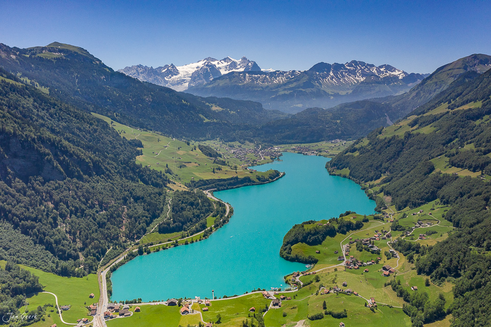 Lungernsee mit türkisblauem Wasser, umgeben von grünen Alpen und schneebedeckten Gipfeln im Sommer, Obwalden Schweiz – Jan Geerk Fotograf Basel
