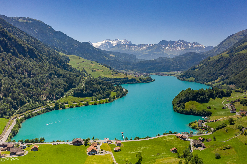 Lungernsee mit türkisblauem Wasser, umgeben von grünen Alpenwiesen und Wäldern, Sommerlicht, Obwalden Zentralschweiz – Jan Geerk Fotograf Basel