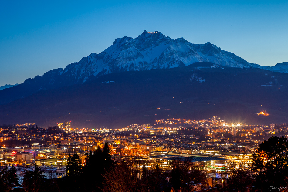 Nächtliche Stadtlandschaft Luzern mit schneebedecktem Berg Pilatus im Hintergrund, Winterstimmung Zentralschweiz – Jan Geerk Fotograf Basel