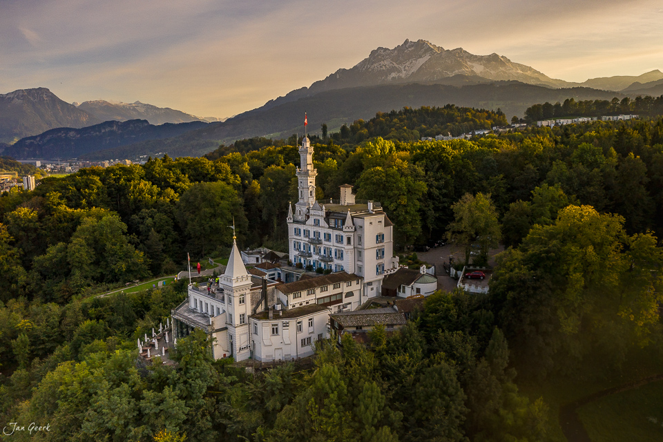 Schloss Neuschwanstein-ähnliches Schloss mit Bergpanorama im Herbst in Luzern, Schweiz – Jan Geerk Fotograf Basel