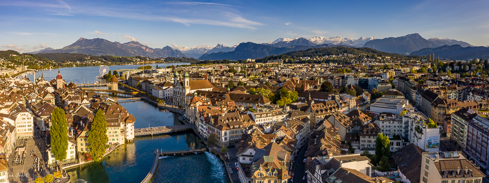 Luftaufnahme Luzern mit Reuss, See und Alpen im Hintergrund, Sommerlicht, Zentralschweiz Schweiz – Jan Geerk Fotograf Basel