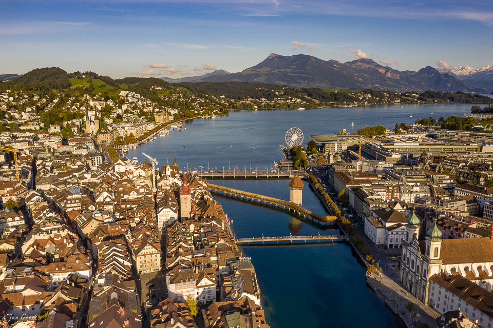 Luftaufnahme Luzern mit Vierwaldstättersee, Altstadt und Pilatus im Hintergrund, Sommerliches Kantlicht, Zentralschweiz – Jan Geerk Fotograf Basel