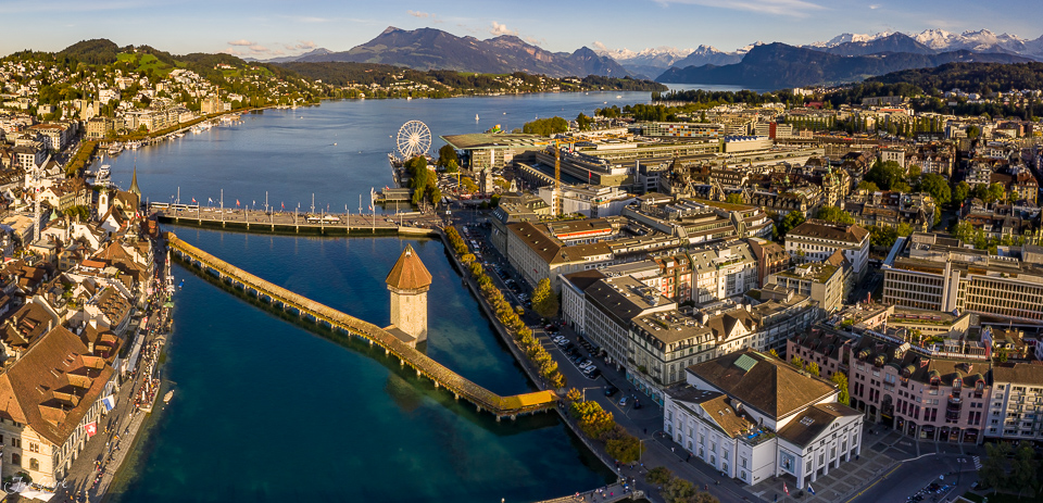 Luftaufnahme Luzern mit Pilatus und Alpenpanorama sommerliche Lichtstimmung Zentralschweiz Schweiz Jan Geerk Fotograf Basel