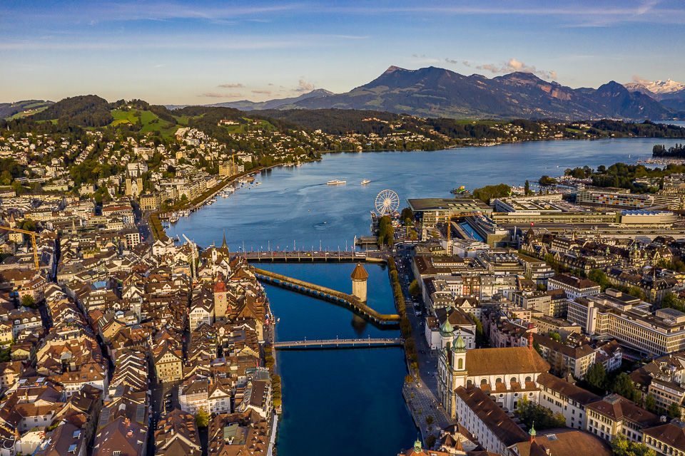 Luftaufnahme von Luzern mit Reuss, Altstadt und Pilatus im Hintergrund, Sommerlicht, Zentralschweiz – Jan Geerk Fotograf Basel