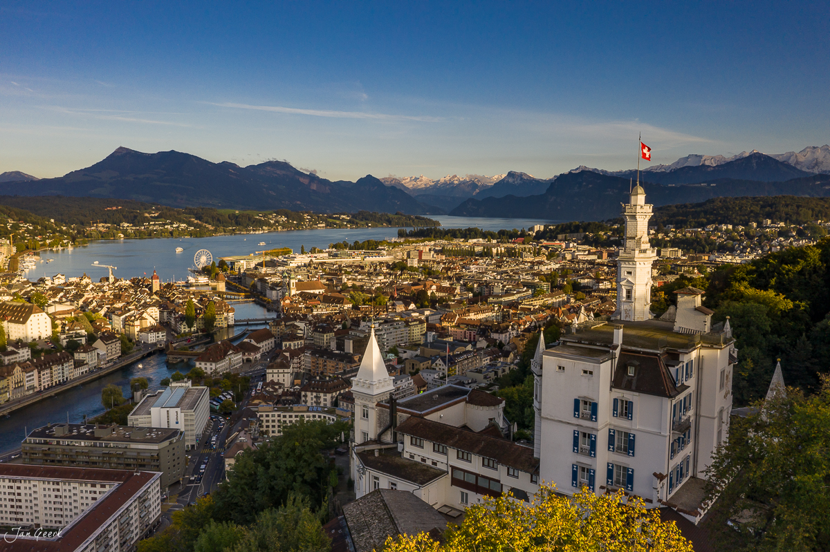 Luftaufnahme Luzern mit See, Altstadt und Alpenkulisse im Sommerlicht – Jan Geerk Fotograf Basel