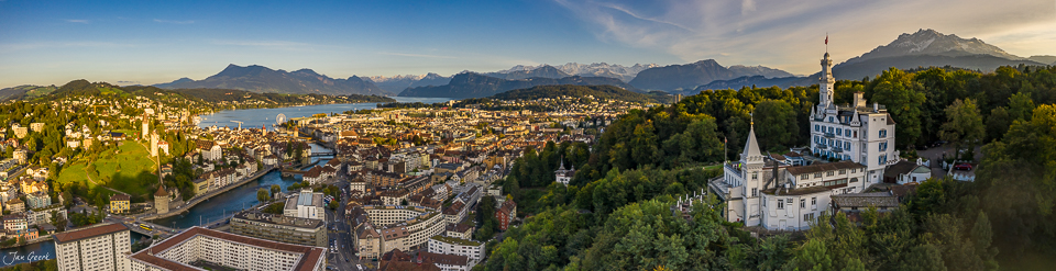 Panoramablick auf Luzern mit Sempachersee, Pilatus und Schloss Neuschwanstein im Sommerlicht, Zentralschweiz – Jan Geerk Fotograf Basel
