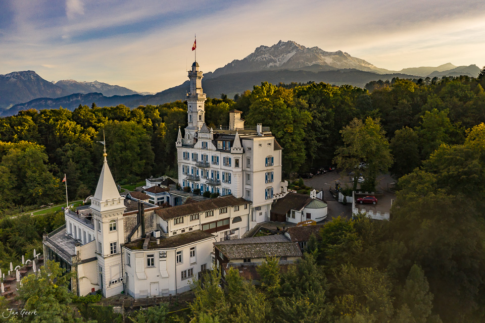 Neuschwanstein-ähnliches Schloss mit Alpenpanorama im Sommerlicht, Sempachersee Region Zentralschweiz Schweiz – Jan Geerk Fotograf Basel