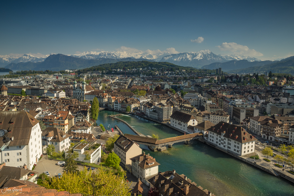 Luftaufnahme von Luzern mit Vierwaldstättersee, Altstadt und schneebedeckten Alpen im Frühling – Schweiz – Jan Geerk Fotograf Basel