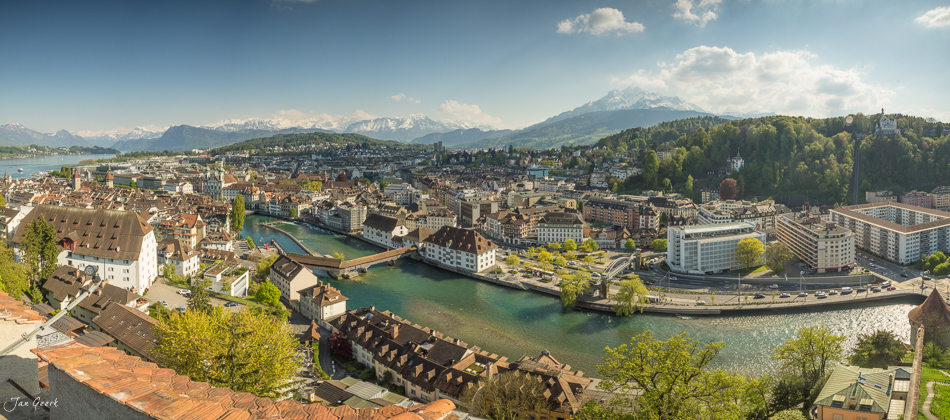 Panoramablick auf Luzern mit Vierwaldstättersee, Altstadt und schneebedeckten Alpen im Frühling – Zentralschweiz, Schweiz – Jan Geerk Fotograf Basel