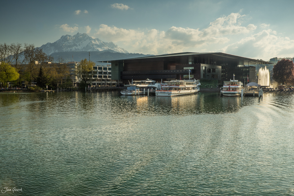 Vierwaldstättersee mit Ausflugsschiffen und Pilatus Berg im Frühling, Luzern Schweiz – Jan Geerk Fotograf Basel