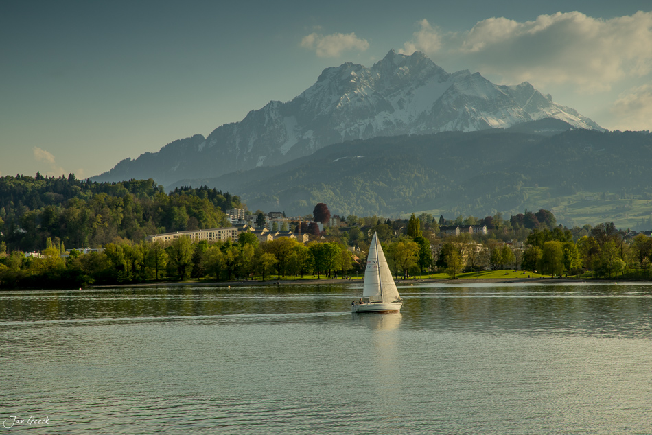 Segelboot auf dem Vierwaldstättersee mit schneebedecktem Berg im Frühling, Zentralschweiz – Jan Geerk Fotograf Basel