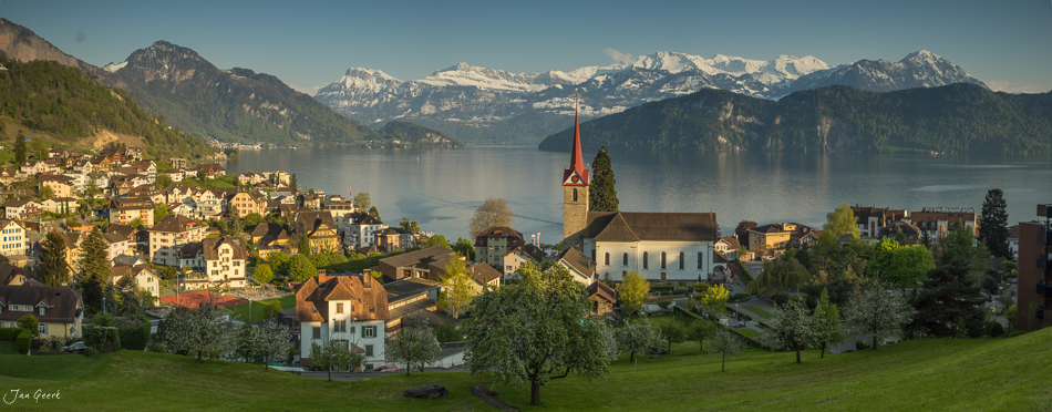 Weggis Dorfkirche mit Vierwaldstättersee und Alpenblick im Frühjahr, Zentralschweiz Schweiz – Jan Geerk Fotograf Basel
