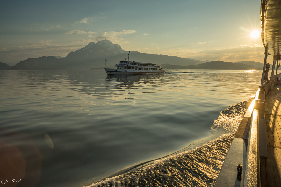 Passagierschiff auf dem Vierwaldstättersee mit Alpenpanorama in Frühjahrslichtern, Zentralschweiz – Jan Geerk Fotograf Basel