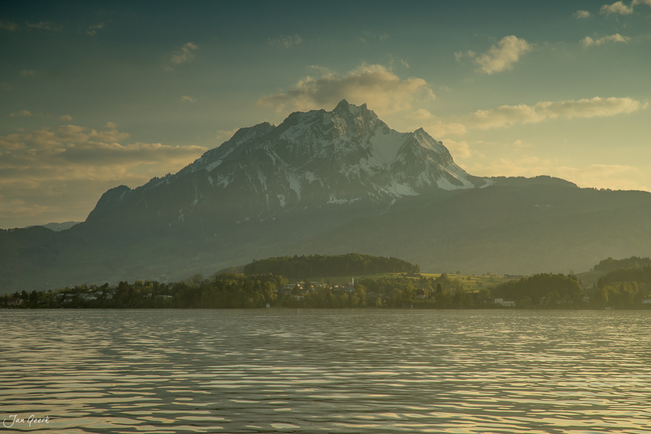Vierwaldstättersee mit Pilatus im Frühling, Zentralschweiz Schweiz – Jan Geerk Fotograf Basel