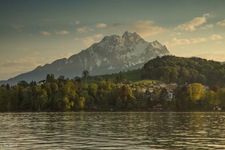Vierwaldstättersee mit Pilatus Berg Frühling grüne Wälder malerische Schweiz Jan Geerk Fotograf Basel