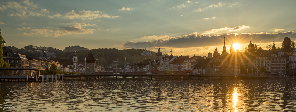 Luzern Altstadt am See mit Kirchtürmen im Frühlingslicht, Vierwaldstättersee Zentralschweiz Schweiz – Jan Geerk Fotograf Basel