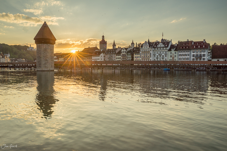 Kapellenbrücke und Luzerner Altstadt bei Sonnenuntergang, Vierwaldstättersee, Zentralschweiz Schweiz – Jan Geerk Fotograf Basel