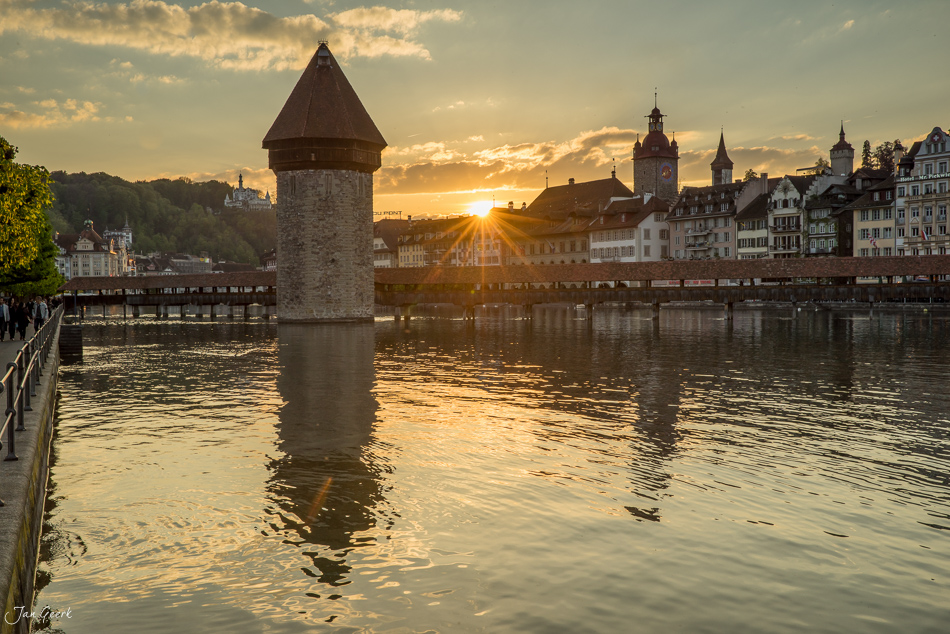 Kapellbrücke und Altstadt Luzern am Vierwaldstättersee bei Sonnenuntergang im Frühling, Zentralschweiz – Jan Geerk Fotograf Basel
