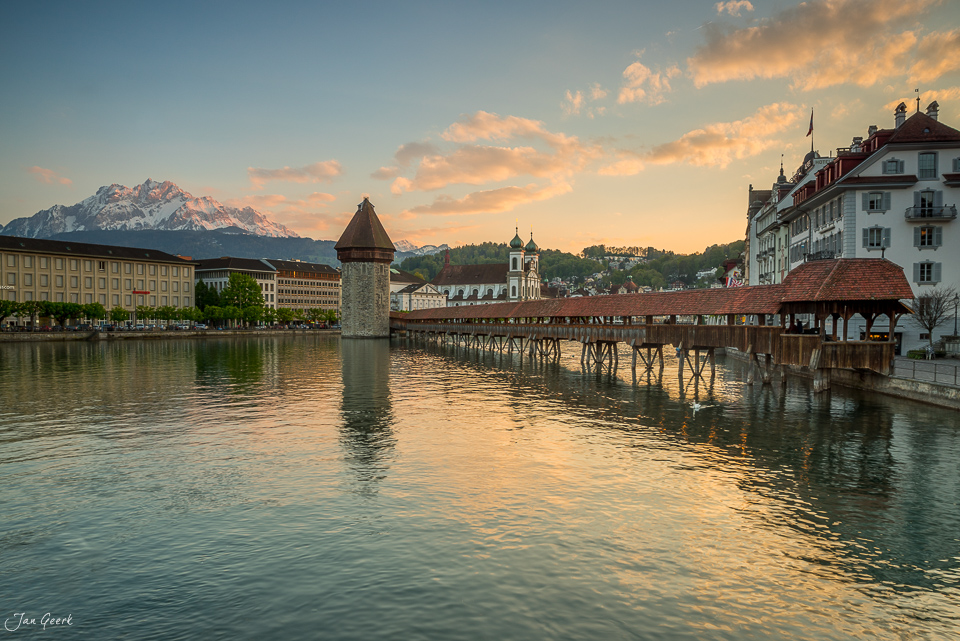 Kapellbrücke und Vierwaldstättersee in Luzern bei Sonnenuntergang, Frühling, Zentralschweiz Schweiz – Jan Geerk Fotograf Basel