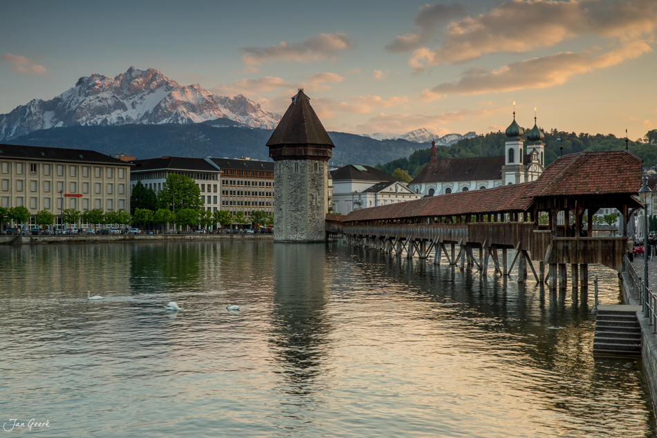 Kapellbrücke und Vierwaldstättersee in Luzern im Frühling mit schneebedeckten Alpen im Hintergrund – Schweiz Jan Geerk Fotograf Basel