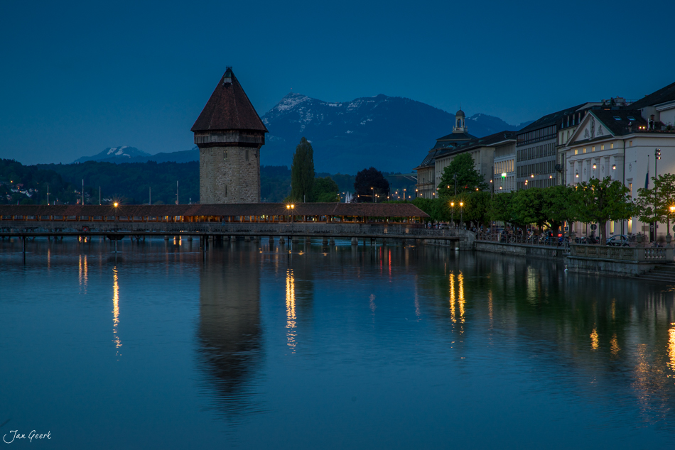 Kapellbrücke und Vierwaldstättersee in Luzern bei Dämmerung, Frühling, Zentralschweiz Schweiz – Jan Geerk Fotograf Basel
