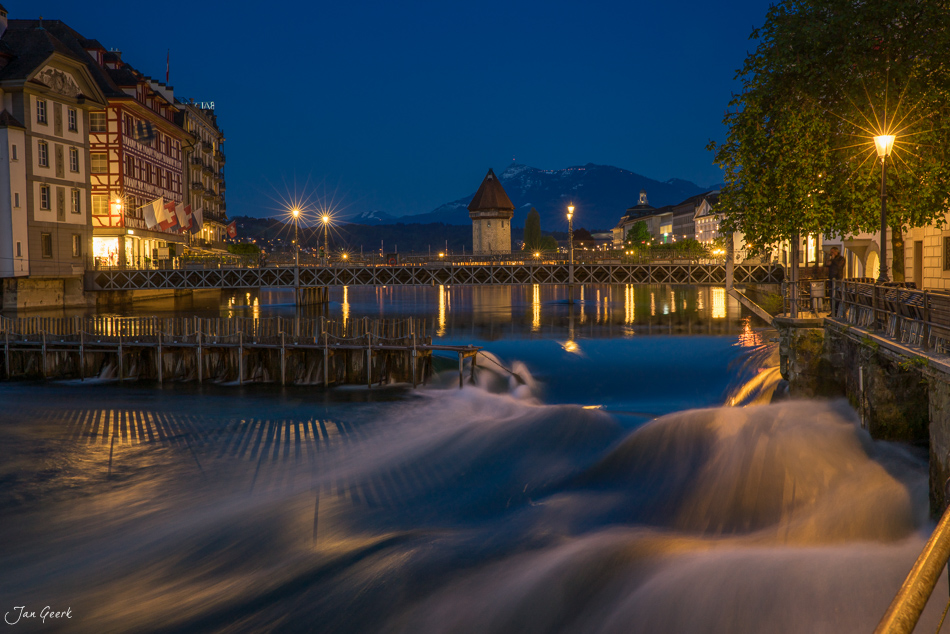 Reuss-Fluss mit Kapellbrücke und beleuchteter Altstadt bei Nacht in Luzern Zentralschweiz Schweiz – Jan Geerk Fotograf Basel