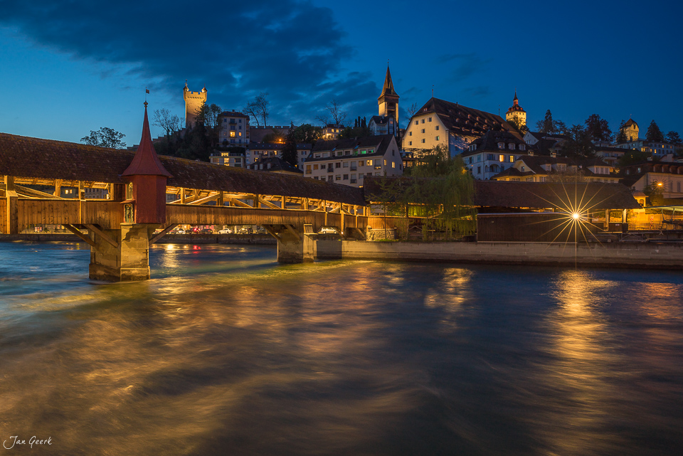 Kapellbrücke und Altstadt bei Nacht, Luzern in der Zentralschweiz, Schweiz – Jan Geerk Fotograf Basel