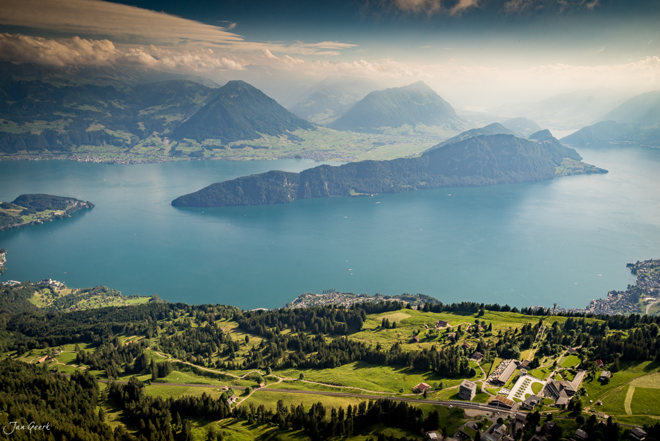 Luftaufnahme Vierwaldstättersee mit Inseln, Bergen und grünen Alpenwiesen im Sommer, Zentralschweiz – Jan Geerk Fotograf Basel